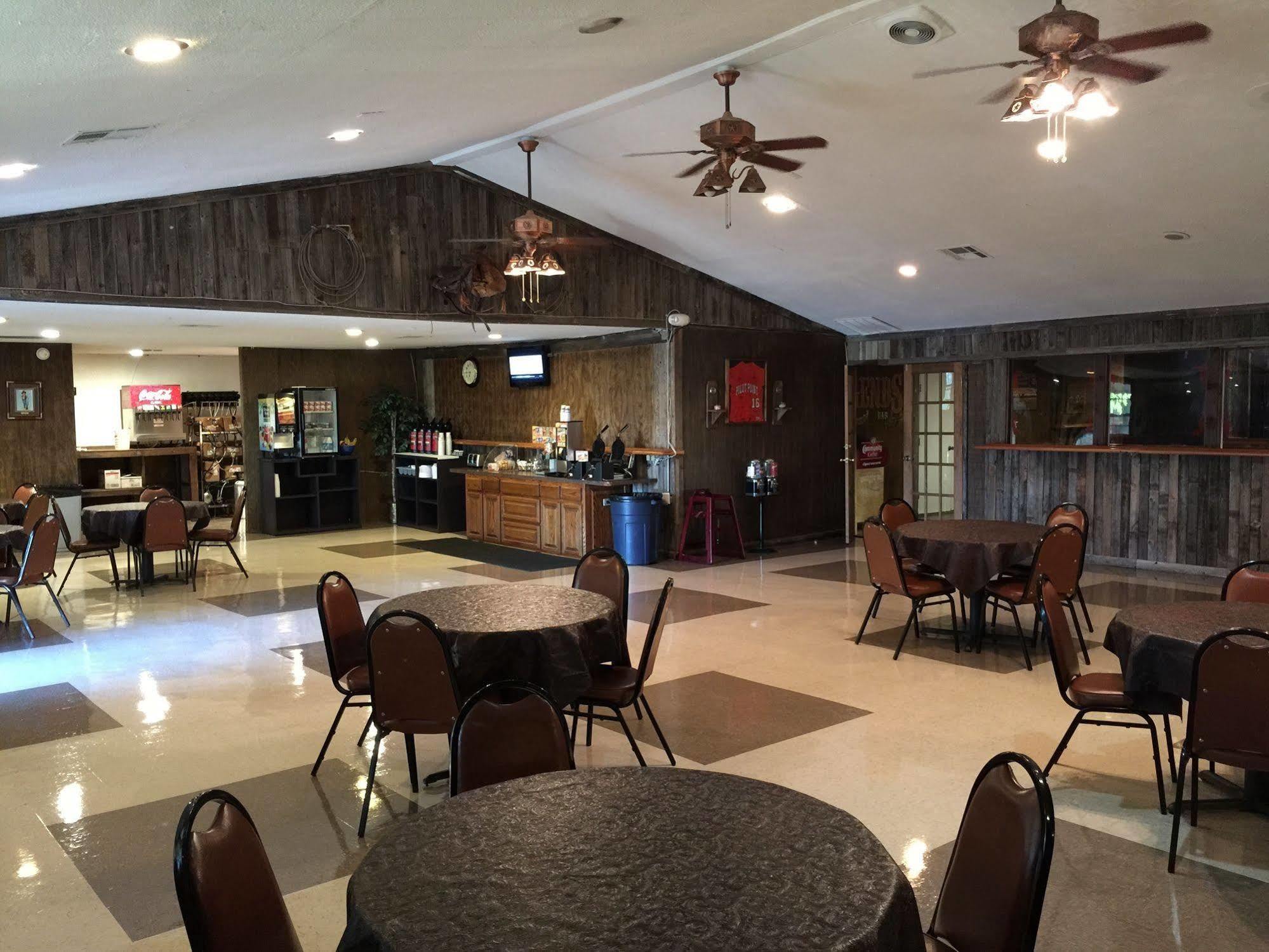 Four Horseman Travel Lodge Pilot Point Exterior photo